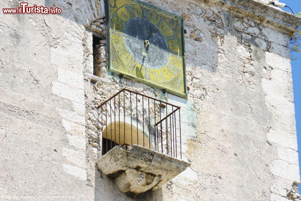 Immagine Centro storico di Merida (Messico): antico orologio in pietra sopra il balcone di un vecchio edificio - © simonovstas / Shutterstock.com