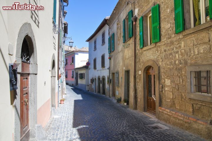 Immagine Centro storico di Montefiascone, Lazio. Una veduta del borgo cittadino di Montefiascone che sin dalle sue origini si caratterizza come luogo strategico per motivi politici e religiosi - © Mi.Ti. / Shutterstock.com