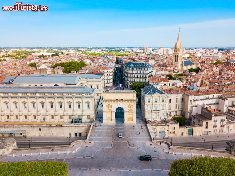 Immagine Centro storico di Montpellier dall'alto: l'Arco di Trionfo e il campanile della cattedrale (Francia).