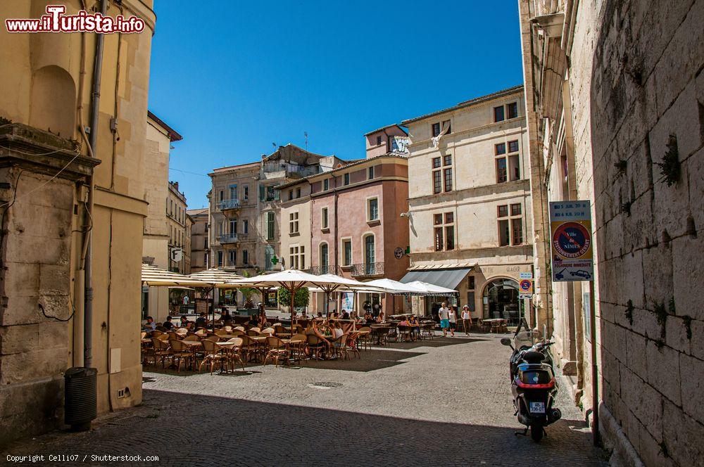 Immagine Centro storico di Nimes, Occitania, con ristoranti all'aperto e antichi palazzi (Francia) - © Celli07 / Shutterstock.com
