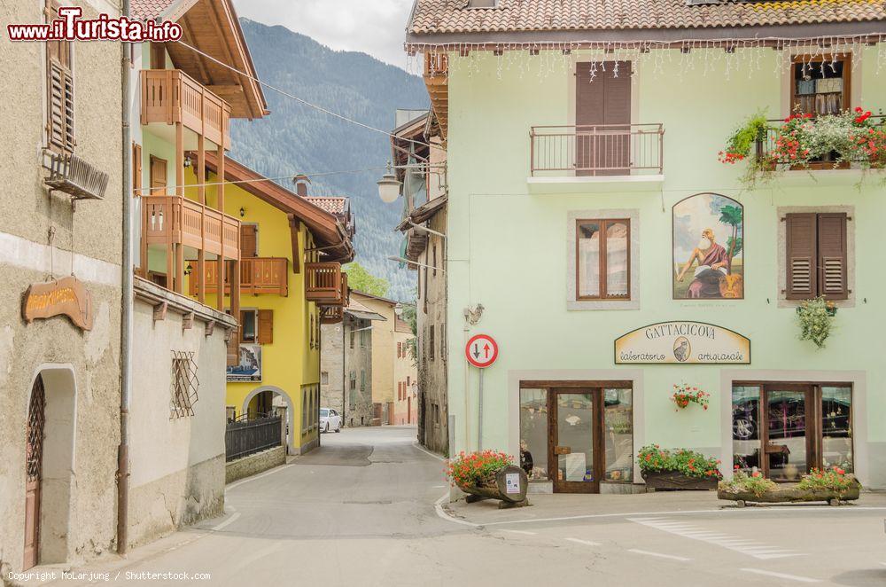 Immagine Centro storico di Pinzolo, Trentino Alto Adige: le belle case del borgo con le facciate color pastello e gli affreschi - © MoLarjung / Shutterstock.com
