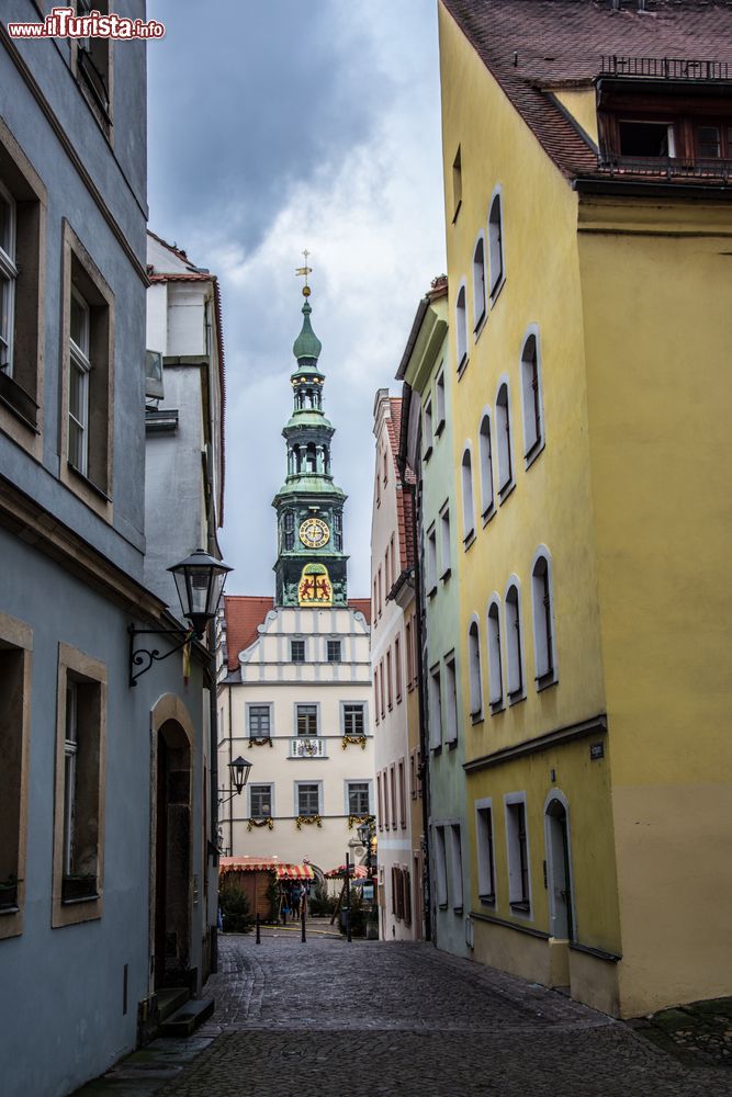Immagine Centro storico di Pirna, Sassonia, Germania: il Municipio visto da un vicoletto.
