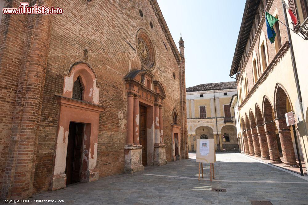 Immagine Centro storico di Pizzighettone, Cremona, Lombardia: uno scorcio della chiesa di San Bassiano con, di fronte, il Palazzo Comunale - © BAMO / Shutterstock.com