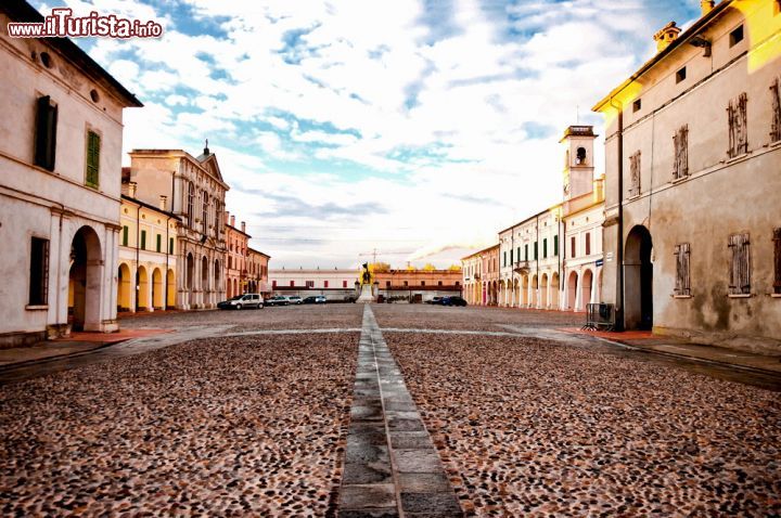 Immagine Centro storico di Pompoesco borgo provincia di Mantova - © Eddy Galeotti / Shutterstock.com
