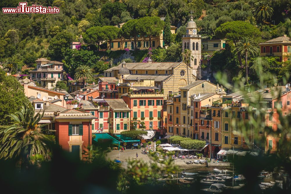 Immagine Il centro storico di Portofino con la chiesa di San Martino sullo sfondo, Genova, Liguria.