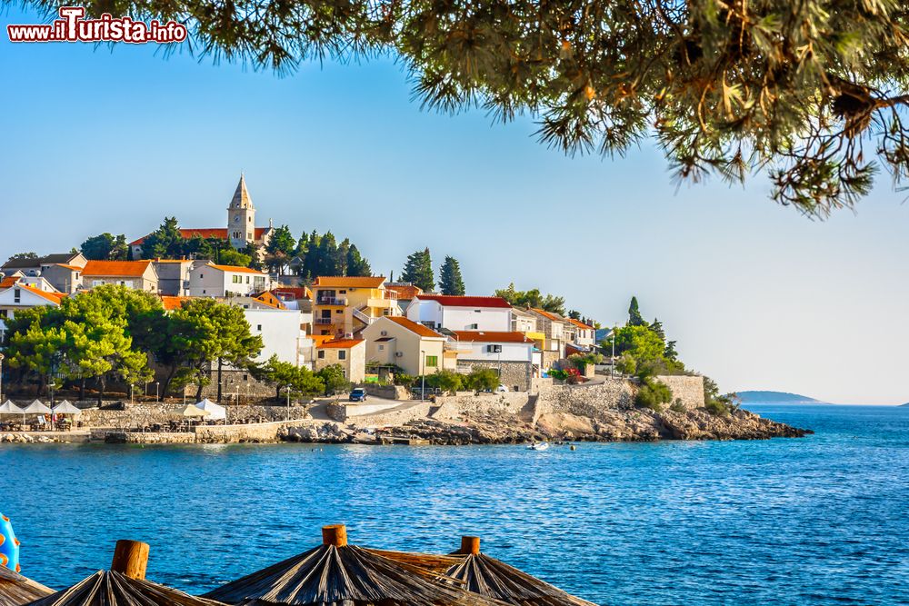 Immagine Il centro storico di Primosten con la chiesa in pietra di San Giorgio vista dalla costa croata.