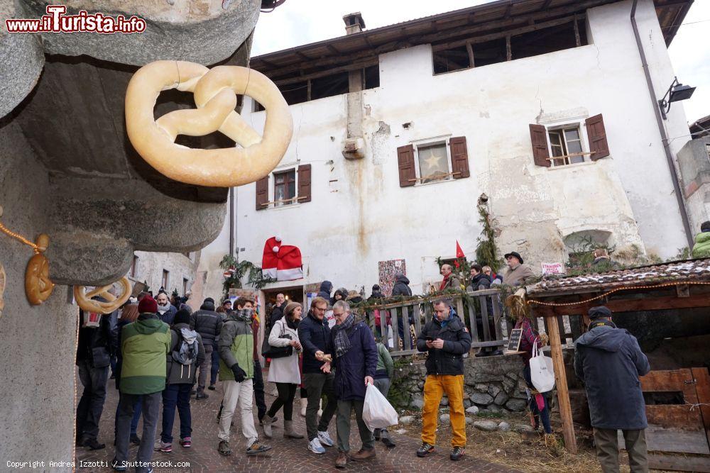 Immagine Centro storico di Rango, Trentino Alto Adige, addobbato per il Natale - © Andrea Izzotti / Shutterstock.com