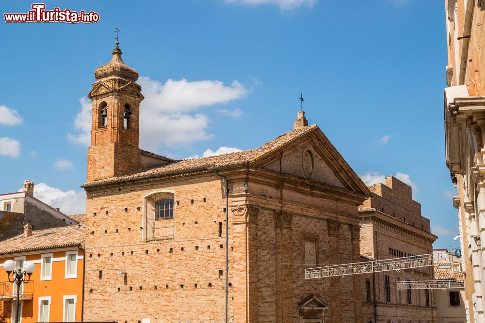 Immagine Centro storico di Recanati, provincia di Macerata: uno degli edifici religiosi (Marche).