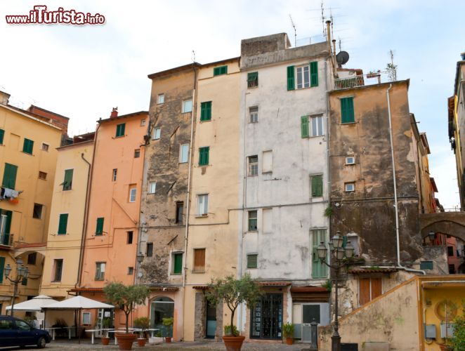 Immagine Case nel centro storico di Sanremo - in questa foto possiamo osservare alcune case del centro storico di Sanremo, abitazioni che sono tipiche della Liguria e di molti posti di mare, in cui tradizionalmente le mura esterne venivano dipinte di colori diversi e spesso sgargianti, così che i loro proprietari, pescatori, potessero ritrovarle in qualunque momento.- © Fesenko Ievgenii / Shutterstock.com