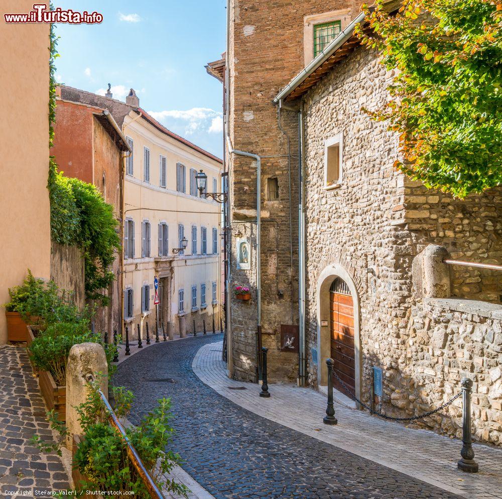 Immagine Centro storico di Tivoli, Lazio, in un pomeriggio d'estate. Di stile prettamente medievale, il centro storico della città conserva alcuni angoli suggestivi da non perdere assolutamente - © Stefano_Valeri / Shutterstock.com