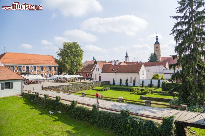 Immagine Il curatissimo centro storico di Varazdin durante una giornata di sole. La cittadina è ormai una detinazione turistica di grande richiamo della Croazia - foto © Valery Rokhin