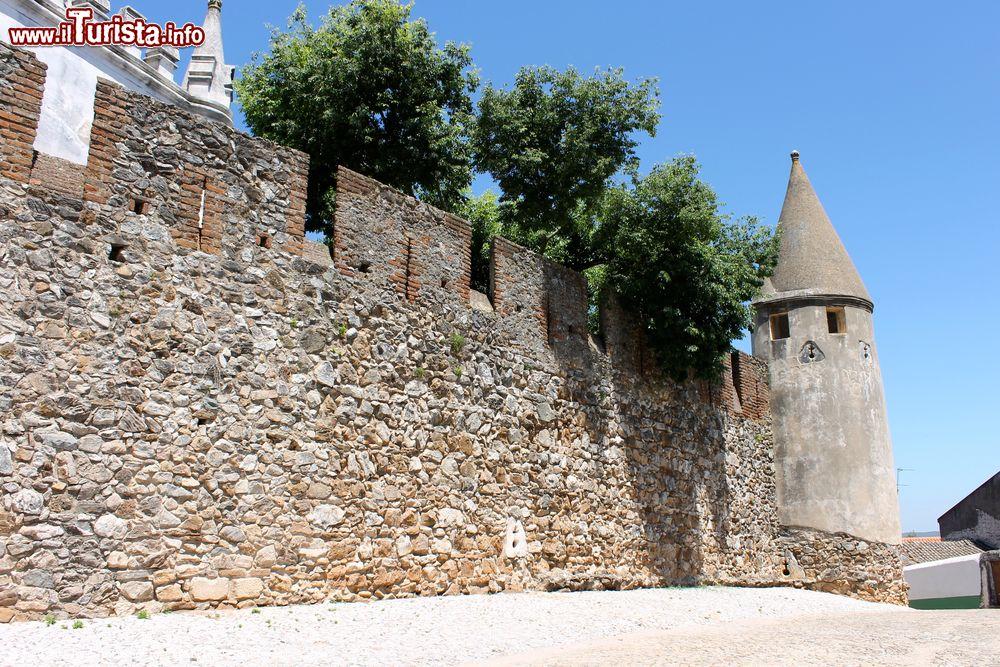 Immagine Il centro storico di Viana do Alentejo, Portogallo, con le mura del castello e la chiesa Madre - © Joaquin Ossorio Castillo / Shutterstock.com