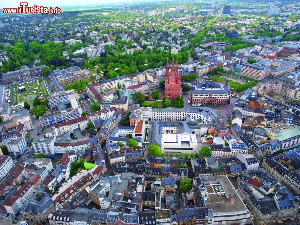 Immagine Il centro storico di Wiesbaden, Germania, dall'alto: la Market Church, il Municipio e il Parlamento dello stato dell'Assia fotografati durante un tour in elicottero.