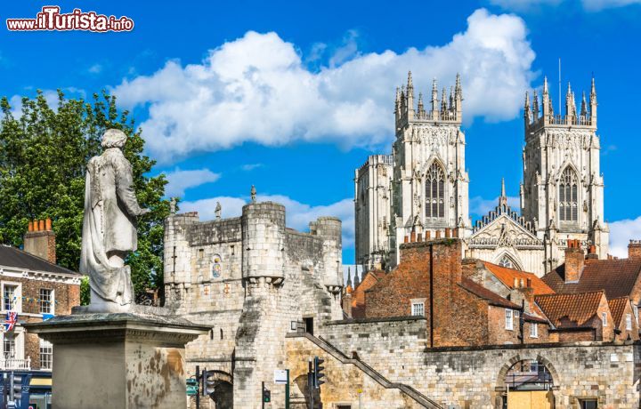 Immagine Una veduta del centro storico di York con le mura medievali, una delle porte d'accesso alla città e lo York Minster - foto © David Ionut / Shutterstock