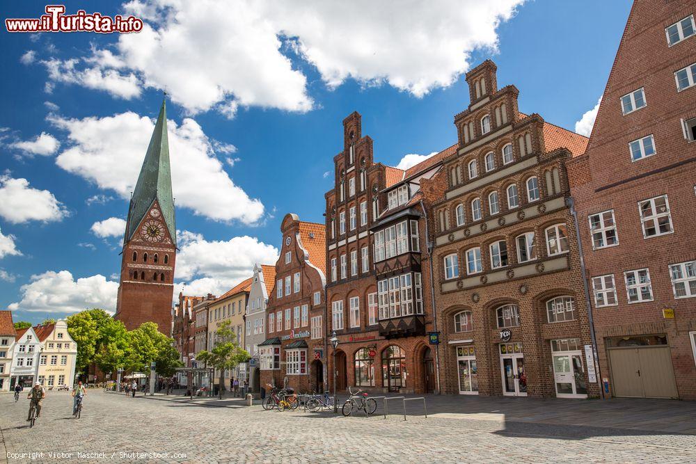 Immagine Frontoni anseatici a gradoni in mattoni rossi e l'altissimo campanile di Sankt Johanniskirche a Luneburg