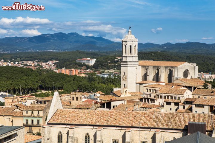 Immagine Il centro di Girona e la campagna circostante. La città catalana sorge a 100 km da Barcellona e a 60 km dal confine con la Francia - foto © funkyfrogstock / Shutterstock.com