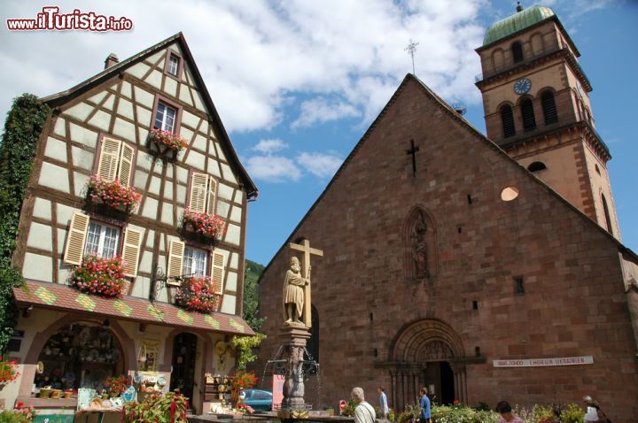 Immagine La chiesa di Sainte Croix nel centro storico di Kaysersberg, borgo di circa duemila abitanti in Alsazia (Francia) - foto © Ricardo A. Alves / Shutterstock.com