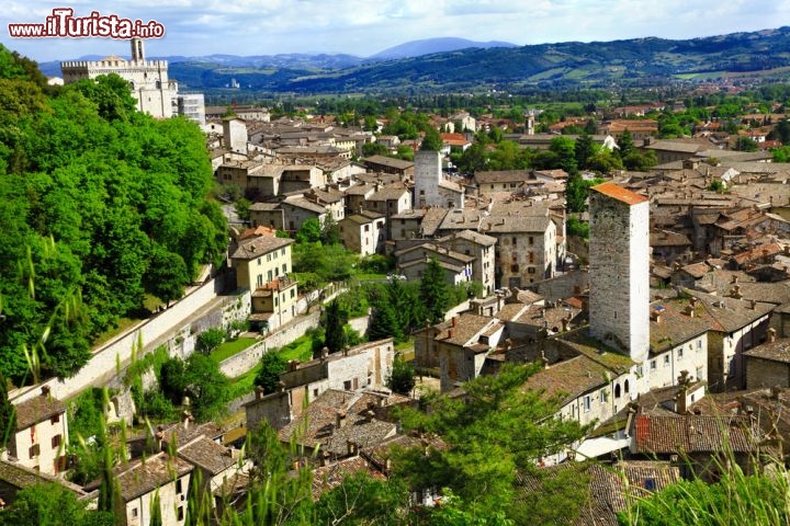 Immagine Il centro storico medievale di Gubbio è arroccato sulle pendici del monte Ingino in Umbria. Riparata alle spalle dalla mole del monte Ingino e dalle altre montagne dell’Appennino umbro-marchigiano, Gubbio sorprende il visitatore con i suoi palazzi di pietra grigia che guardano solenni dall’alto il territorio dolce delle colline umbre. Un tale splendore urbanistico testimonia dell’importanza che aveva raggiunto questa città di origine romana, poi rivale e satellite di Perugia, che nel 14° secolo raggiunse l’apice della sua potenza ed influenza, regalandoci monumenti e scorci che oggi migliaia di turisti vengono ad ammirare ed a scoprire. - © leoks / Shutterstock.com