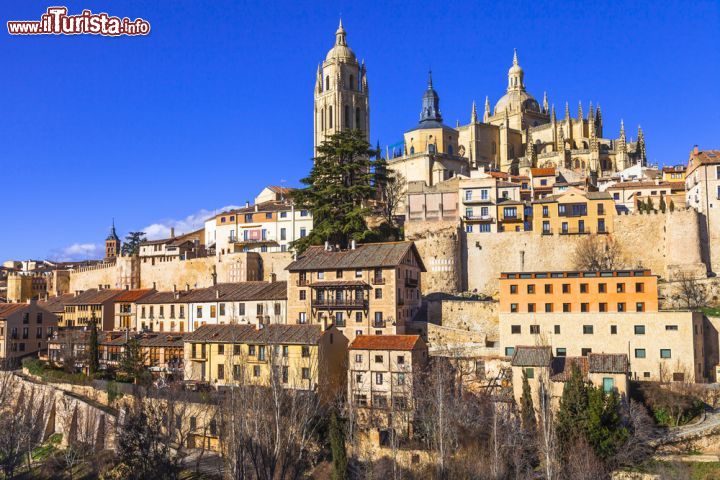 Immagine Centro storico di Segovia, Spagna - Insieme al suo acquedotto, il cuore antico di Segovia nel 1985 è stato dichiarato patrimonio mondiale dell'umanità dall'Unesco © leoks / Shutterstock.com