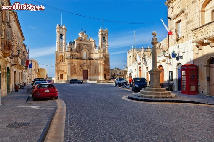 Immagine Il centro del Villaggio di Gharb con la chiesa della Visitazione: ci troviamo sull'isola di Gozo, arcipelago di Malta - © visitgozo.com