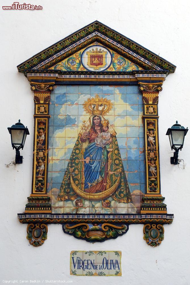 Immagine Ceramica murale religiosa della Virgen de la Oliva a Vejar de la Frontera, Spagna - © Caron Badkin / Shutterstock.com