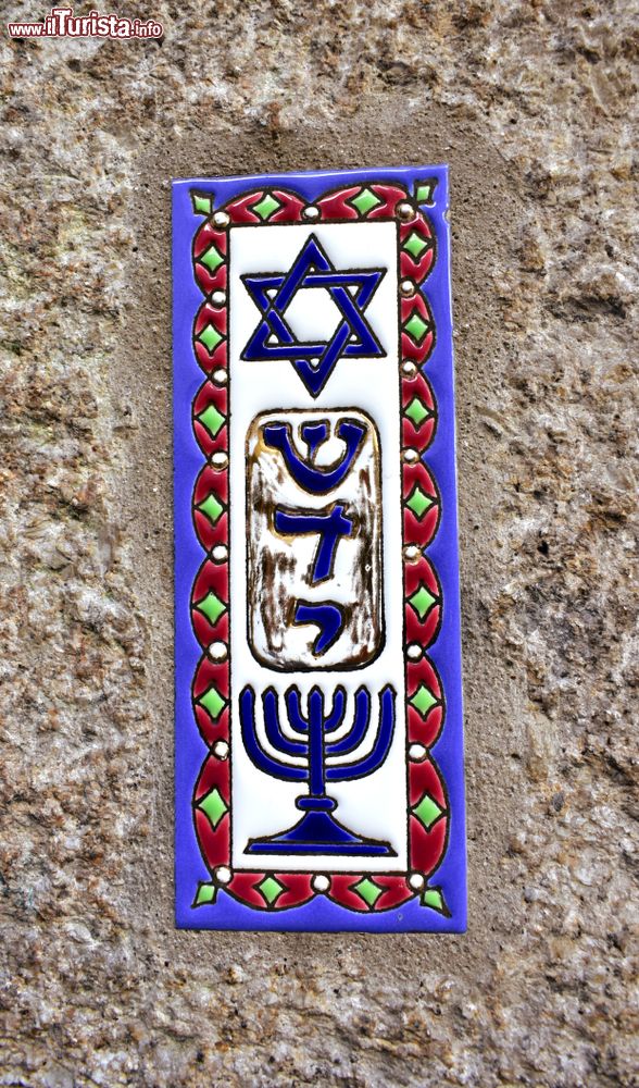 Immagine Ceramiche colorate con la Stella di David e la Menorah a Ribadavia, Spagna. Siamo nel quartiere ebraico che si sviluppa in particolare attorno a Piazza della Magdalena.