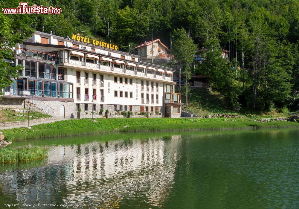 Immagine Cerreto Laghi in Emilia: L'Hotel Cristallo e il lago Cerretano nei pressi del passo - © Sarah2 / Shutterstock.com