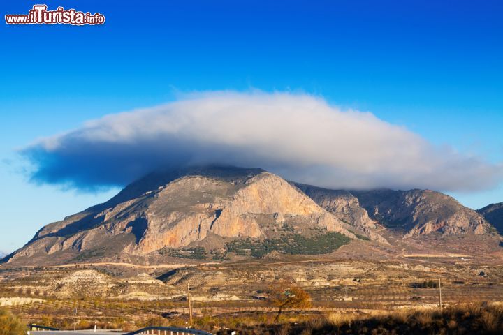 Immagine Il Cerro Jabalcon incappucciato da una nube lenticolare: siamo a Baza, in Andalusia, sud di Spagna