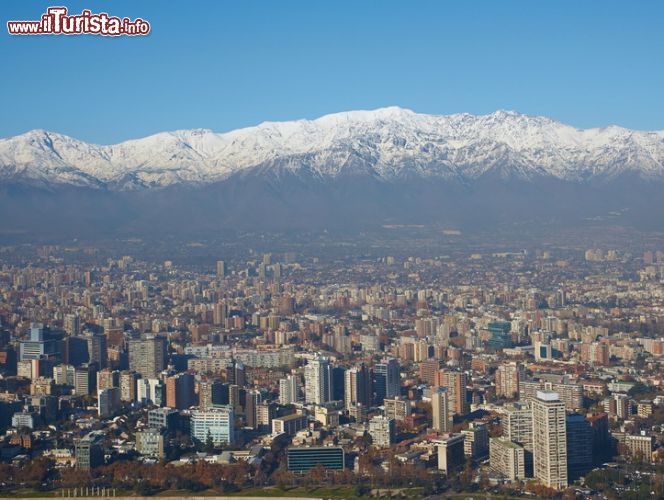 Immagine Cerro San Cristobal, il magnifico panorama su Santiago del CIle - © JeremyRichards / Shutterstock.com