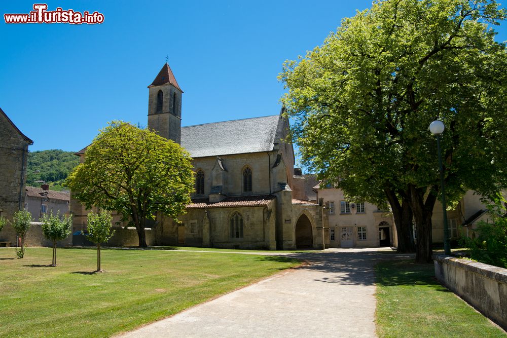 Immagine La Certosa di Saint-Sauveur a Villefranche de Rouergue, Francia. Situato a sud della cittadina, sulla strada che porta a Najac e Albi, questo antico monastero è stato fondato nel XV° secolo.