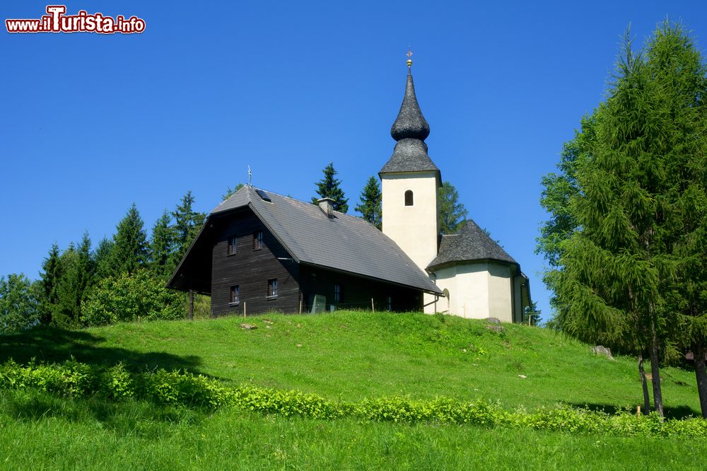 Immagine Cervek svetega Jakoba sulla collina di Rogla a Resnik, Slovenia. La chiesa di Saint Jakob fotografata in estate fra la natura verde e rigogliosa di questo territorio sloveno.