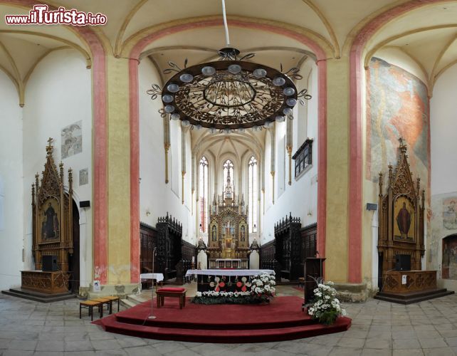 Immagine L'interno della chiesa della Presentazione della Vergine Maria a Ceske Budejovice (Repubblica Ceca) fonde elementi tipici del gotico e barocco - foto © Mikhail Markovskiy / Shutterstock.com