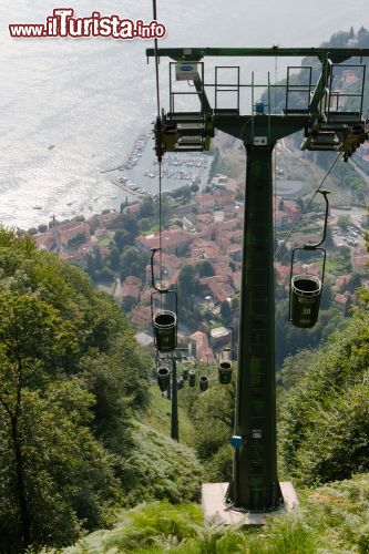 Immagine Cestovia a Laveno Mombello, Lombardia. In direzione est, sopra questo bel paese del varesotto, si trova il monte Sasso del Ferro: tramite una cestovia si può raggiungere la cima della montagna da cui si gode un panorama mozzafiato che comprende lago e prealpi per spaziare sino a Milano - © Lasse Ansaharju / Shutterstock.com