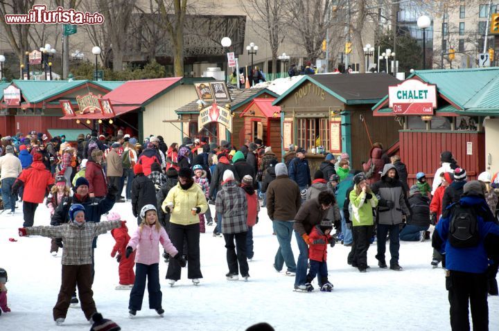 Immagine Gli chalet della pista di pattinaggio piu grande del mondo a Ottawa: siamo sul canale Rideau durante il Winterlude Festival del Canada - © Paul McKinnon / Shutterstock.com