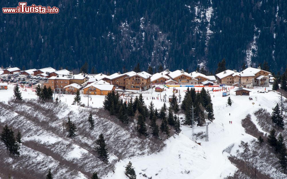 Immagine Chalet di montagna con ristoranti e negozi allo ski resort de La Rosiere, Alpi francesi, in inverno con la neve.