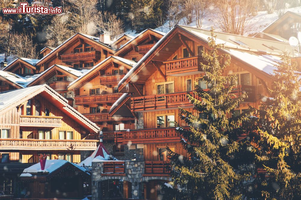 Immagine Chalets in legno nel centro della località turistica di Meribel, Savoia, Francia.