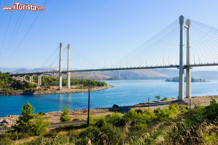 Immagine Il ponte di Chalkida a Eubea, Grecia - L'incantevole Eubea, ricca di montagne, boschi e fertili campi con spiagge molto frequentate dagli ateniesi, chiese e suggestivi borghi rurali, è collegata all'Attica da un ponte lungo 40 metri © RnDmS / Shutterstock.com