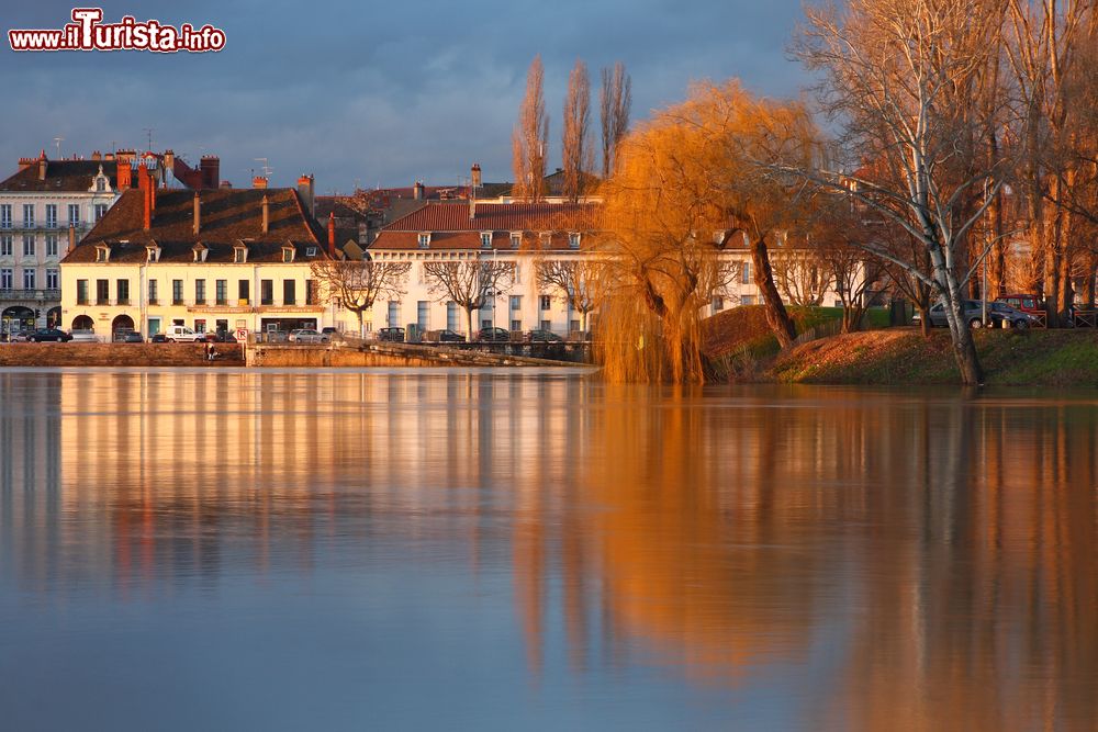Immagine Chalon-sur-Saône è una cittadina francese affacciata sul fiume Saône (Saona), nella regione della Borgogna.
