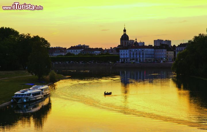 Immagine Un suggestivo scorcio di Chalon sur Saone, regione Centro (Francia), al tramonto. Questa graziosa cittadina di 45 mila abitanti vanta una posizione geografica davvero invidiabile: il fiume Saone l'attraversa e la collega fin dall'antichità al resto della Francia.