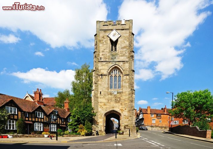 Immagine Chantry Chapel di St James a Warwick, Inghilterra - Fatta erigere da Roger de Newburgh nel 1126, la Cappella di San Giacomo si trova sopra la porta occidentale dell'antica città di Warwick. Utilizzata dai viaggiatori in partenza e di ritorno in questa località dell'Inghilterra, divenne poi il luogo di culto dove i sacerdoti celebravano le funzioni religiose in suffragio della consorte di Roger de Newburgh, scomparsa in giovanissima età. Nel 1860 fu sottoposta ad un intervento di restauro intrapreso da Sir Gilbert Scott  per via delle condizioni di degrado in cui si trovava © Arena Photo UK / Shutterstock.com