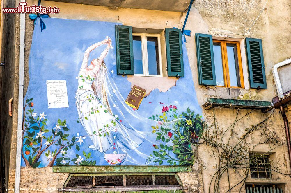 Immagine Charles Baudelaire e il suo capolavoro  "Les Fleurs du mal " del 1857 celebrato da un murales a Saludecio - © Maxal Tamor / Shutterstock.com