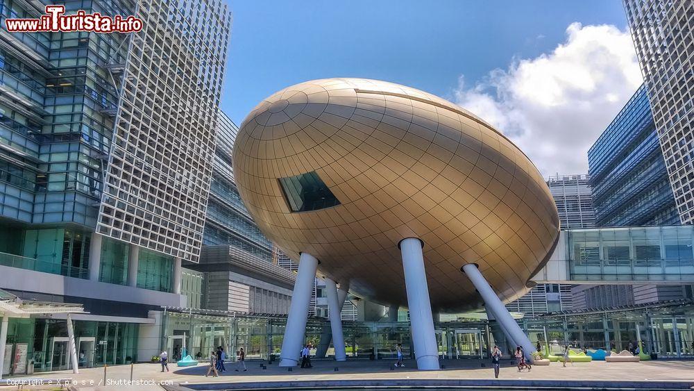 Immagine Il Charles K Kao Auditorium presso l'Hong Kong Science and Technology Park a Pak Shek Kok (New Territories) - © e X p o s e / Shutterstock.com