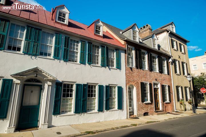 Immagine In alcune case della città di Charleston si può apprezzare una particolare architettura tradizionale in stile francese - foto © Fotoluminate LLC / Shutterstock.com