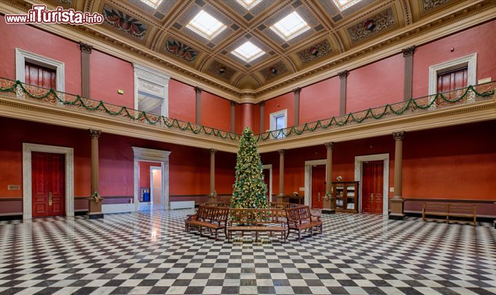 Immagine Charleston, South Carolina: l'albero di Natale all'interno dell'edificio della United States Custom House. L'edificio è iscritto nel registro dei luoghi d'interesse storico dal 1974 - foto © Nagel Photography / Shutterstock.com