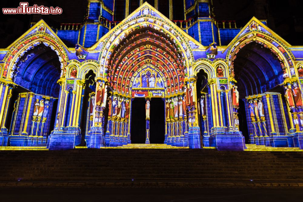 Immagine Chartres, Francia: la splendida facciata di una chiesa illuminata di notte durante il Festival delle Luci.