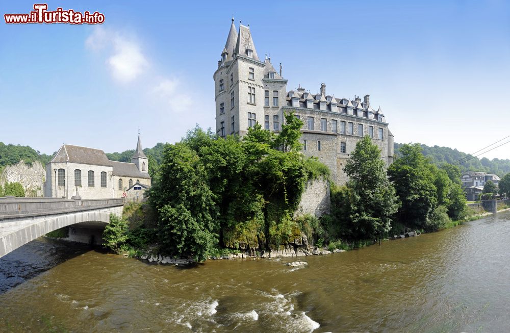 Immagine Lo Chateau des Comptes d’Ursel sorge sulle sponde dell’Ourthe presso la città più piccola del mondo, Durbuy, in Vallonia (Belgio) - © Shutterstock.com