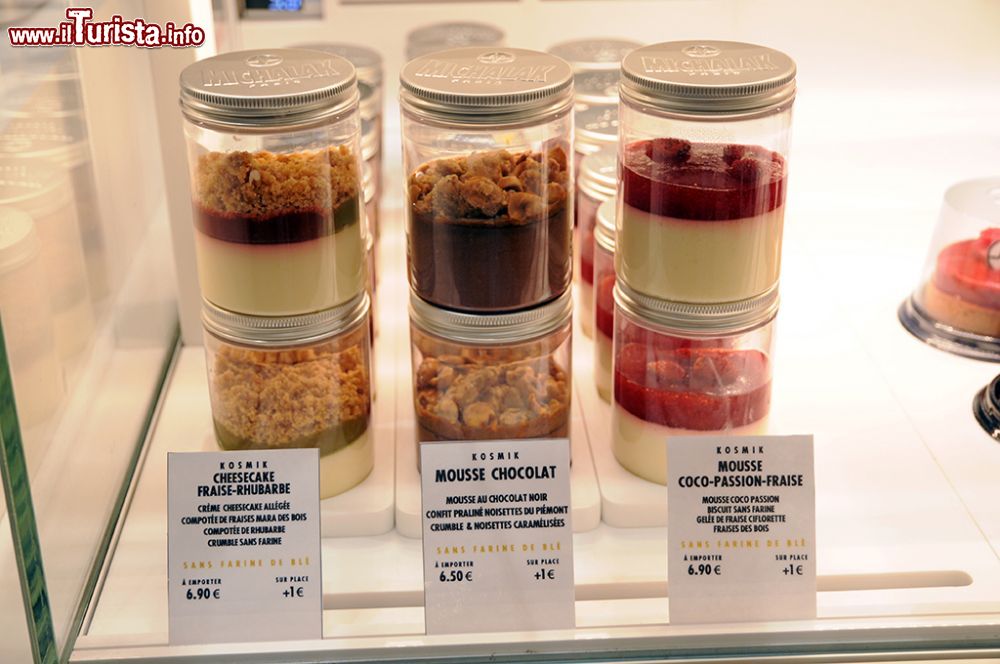 Immagine Cheesecake e mousse nella pasticceria di Christophe Michalak a Parigi, Francia. Questi deliziosi dolcetti al cucchiaio sono fra i più acquistati da chi vuole una dolce bontà da mangiare passeggiando per le vie parigine - © Sonja Vietto Ramus