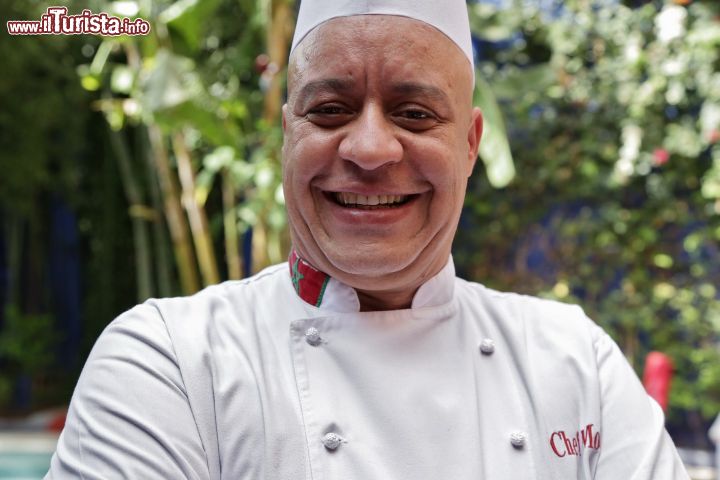 Immagine Lo chef Moha del riad Dar Moha di Marrakech, Marocco - Diplomato alla scuola alberghiera di Ginevra e con un'esperienza professionale di 14 anni in Svizzera, Moha è il primo chef ad aver rivisitato la cucina marocchina trasformando il ristorante di questo riad in una delle migliori tavole del paese. Ambasciatore della gastronomia marocchina nel mondo, è uno degli chef più in voga