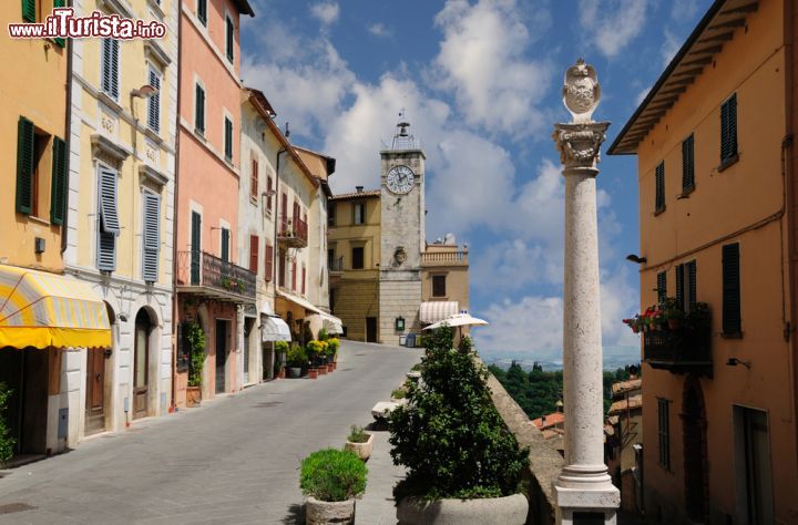 Immagine Chianciano Terme il borgo della Toscana con vista sulle colline del Chianti - © L F File / Shutterstock.com