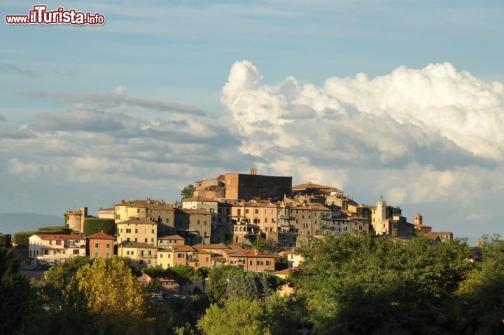 Immagine Chianciano Terme, provincia di Siena, al tramonto. Fra le più celebri località termali d'Italia, Chianciano, grazie alle dolci colline toscane e alle proprietà benefiche delle, acque attira ogni anno migliaia di turisti - © 62874466 / Shutterstock.com